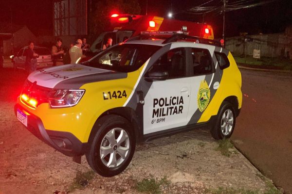 Jovem de 23 anos esfaqueada é socorrida na Avenida Corbélia no Bairro Periolo