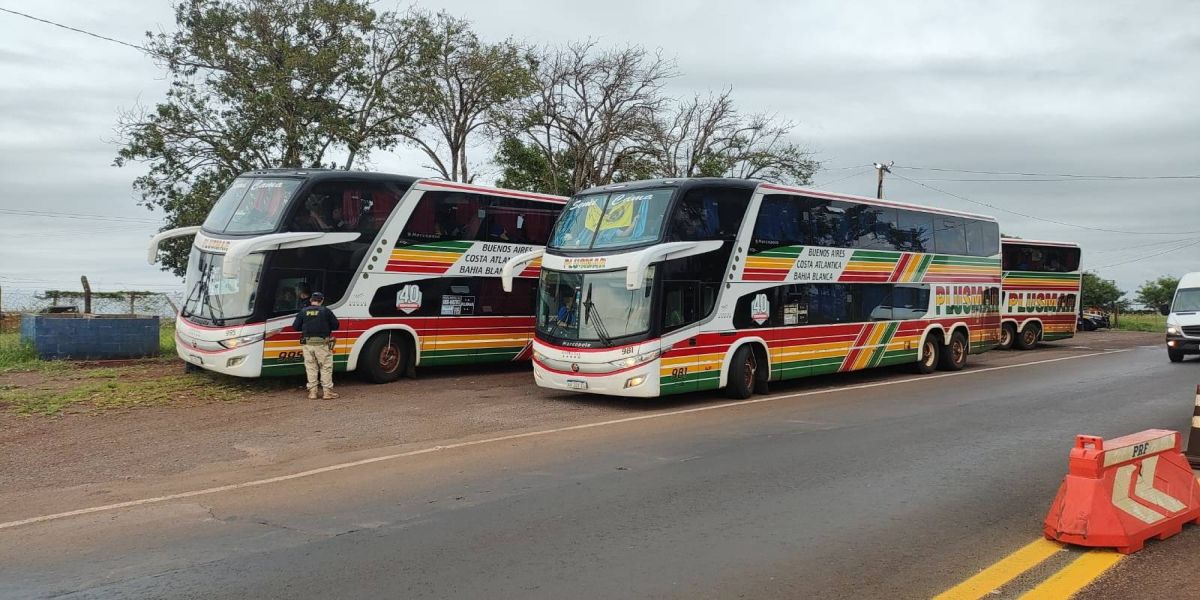 PRF fiscaliza ônibus Argentinos que transportam torcedores para o jogo da Copa Libertadores no RJ