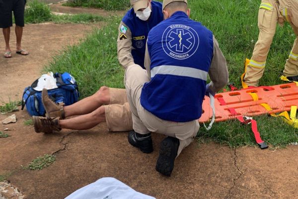 Imagem referente a notícia: Motociclista sofre fratura fechada na clavícula após colisão de trânsito no Bairro Morumbi