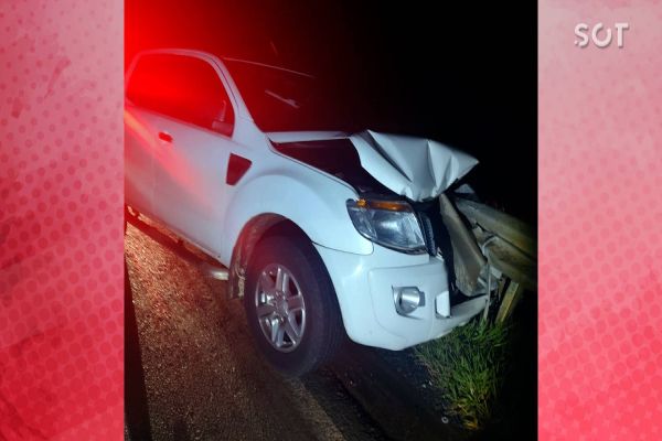 Veículo colide contra defensa metálica, deixando condutor ferido na PR-180 em Cascavel
