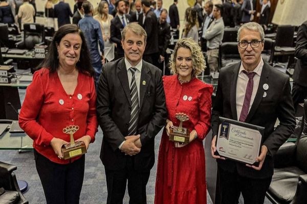 Prefeito de Toledo e secretários municipais recebem troféus do Prêmio Gestor Público do Paraná