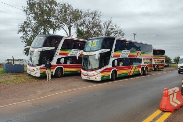 PRF fiscaliza ônibus Argentinos que transportam torcedores para o jogo da Copa Libertadores no RJ