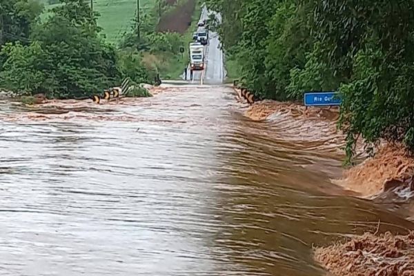 Imagem referente a notícia: Rio transborda e bloqueia a rodovia PR-495 em Missal e Medianeira