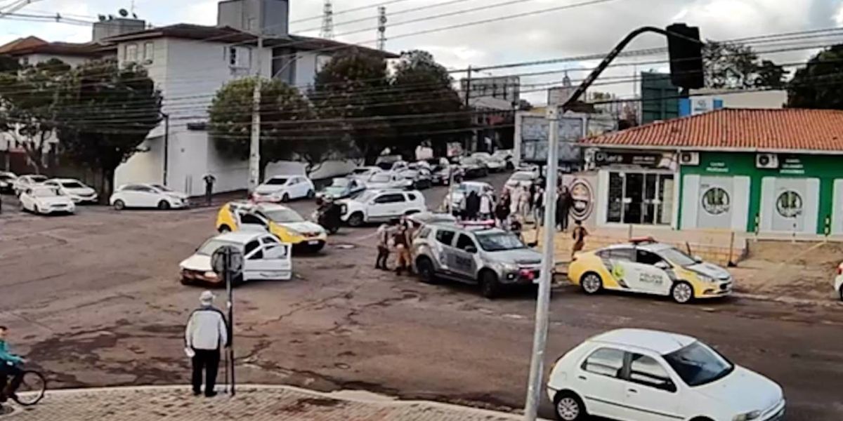 Perseguição policial resulta na prisão de suspeitos após colisões na Av. Carlos Gomes em Cascavel
