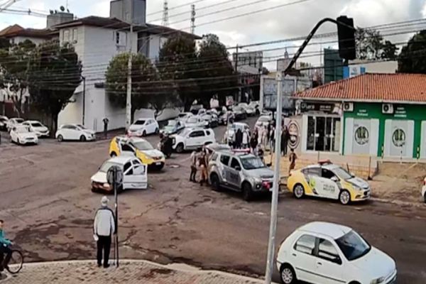 Imagem referente a notícia: Perseguição policial resulta na prisão de suspeitos após colisões na Av. Carlos Gomes em Cascavel