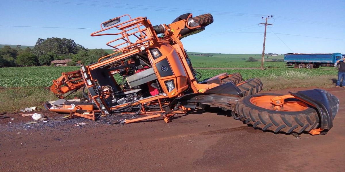 Duas pessoas ficam feridas em acidente entre carro e pulverizador na PR-581 em Tupãssi