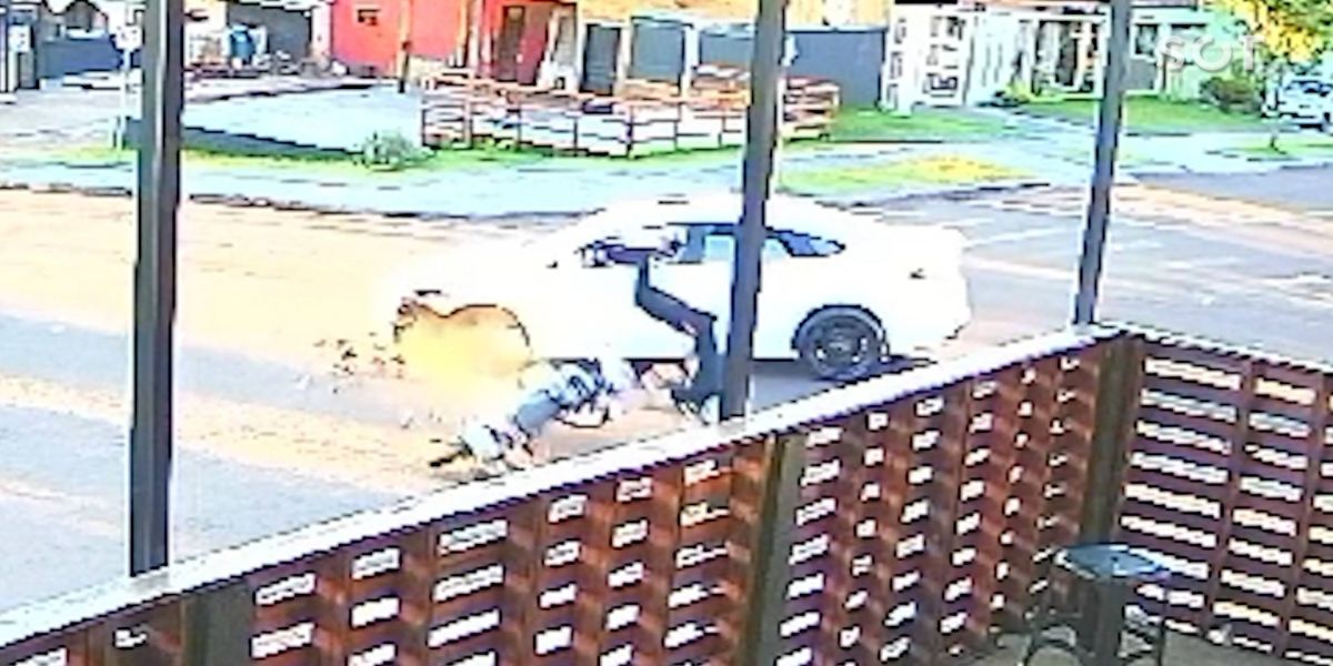 Câmera de monitoramento flagra acidente entre carro e motocicleta no Bairro Morumbi