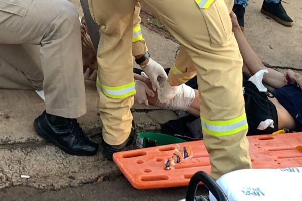 Motociclista de 19 anos fica ferido em colisão com Ford Fusion no Bairro Morumbi