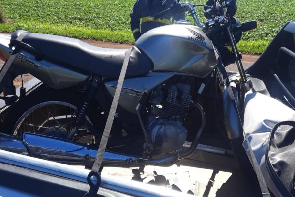 Pneu de motocicleta estoura e condutor sofre lesão grave no tornozelo ao cair do veiculo na PR-486