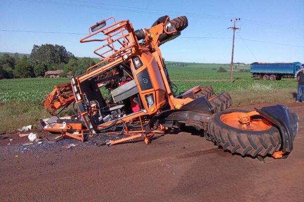 Duas pessoas ficam feridas em acidente entre carro e pulverizador na PR-581 em Tupãssi