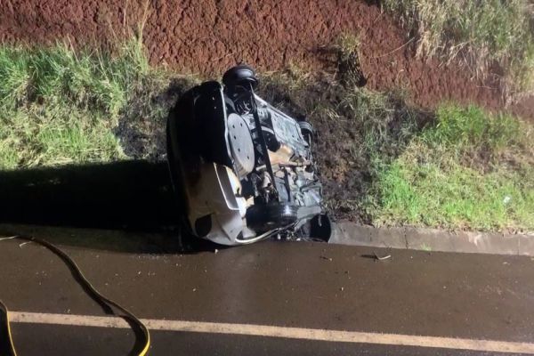 Três pessoas morrem carbonizadas após carro bater, capotar e pegar fogo na PR-158 em Campo Mourão
