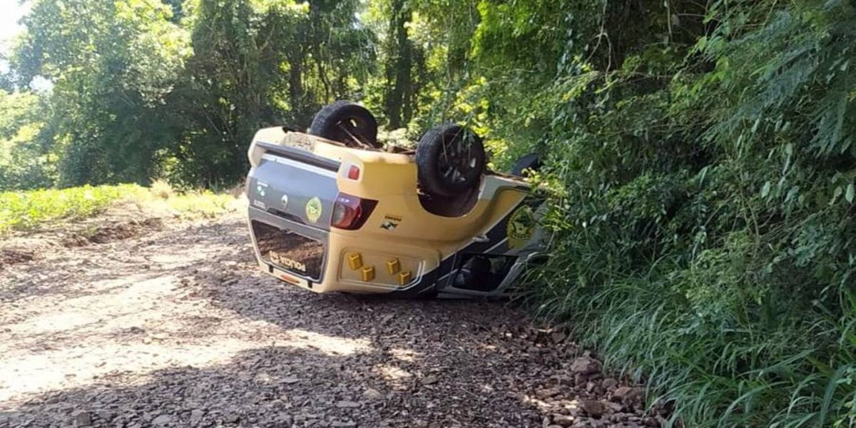 Viatura da Polícia Militar de Catanduvas capota durante patrulhamento na zona rural