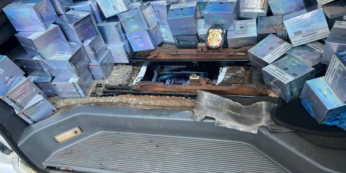 PF apreende 5 pessoas em veículos com fundo falso abarrotado de cigarros eletrônicos contrabandeados