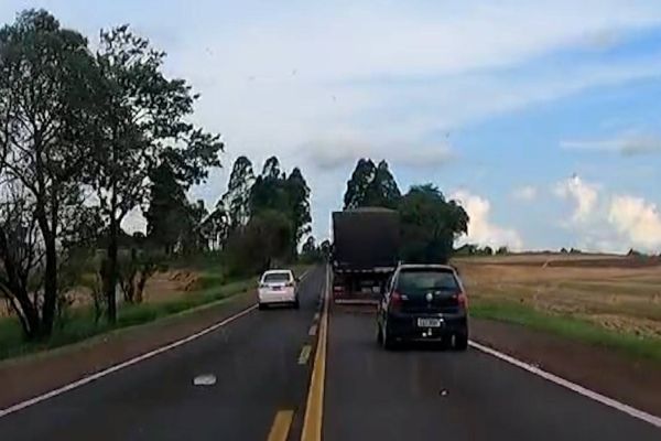 Motorista realiza ultrapassagem ilegal em frente à viatura da PRF na BR-277