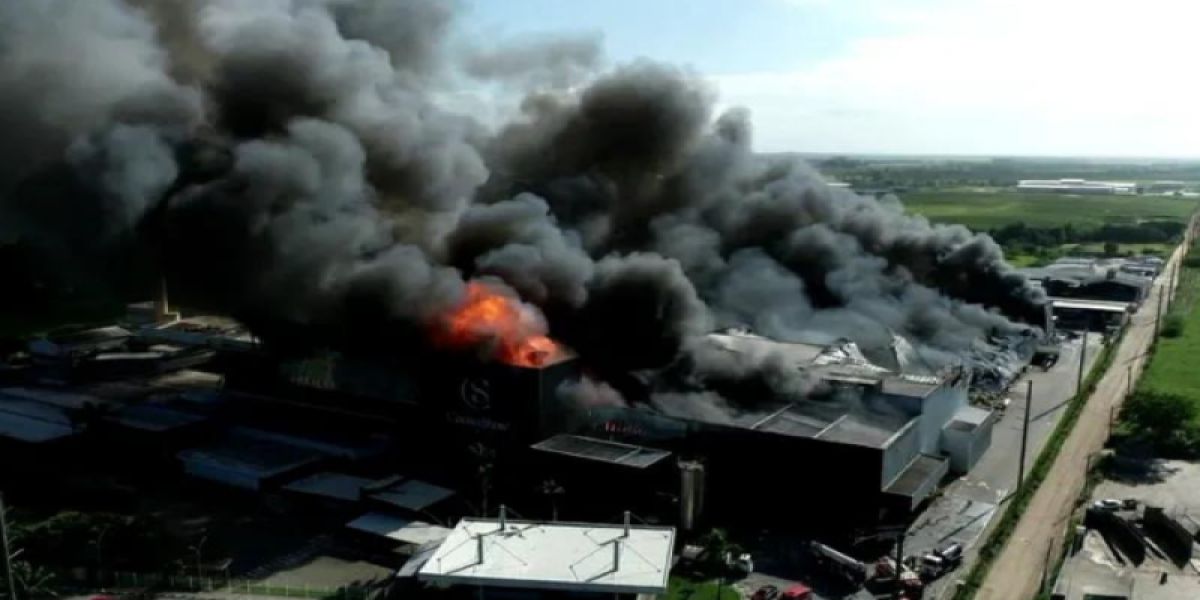 Incêndio de grandes proporções atinge fábrica da Cacau Show em Linhares