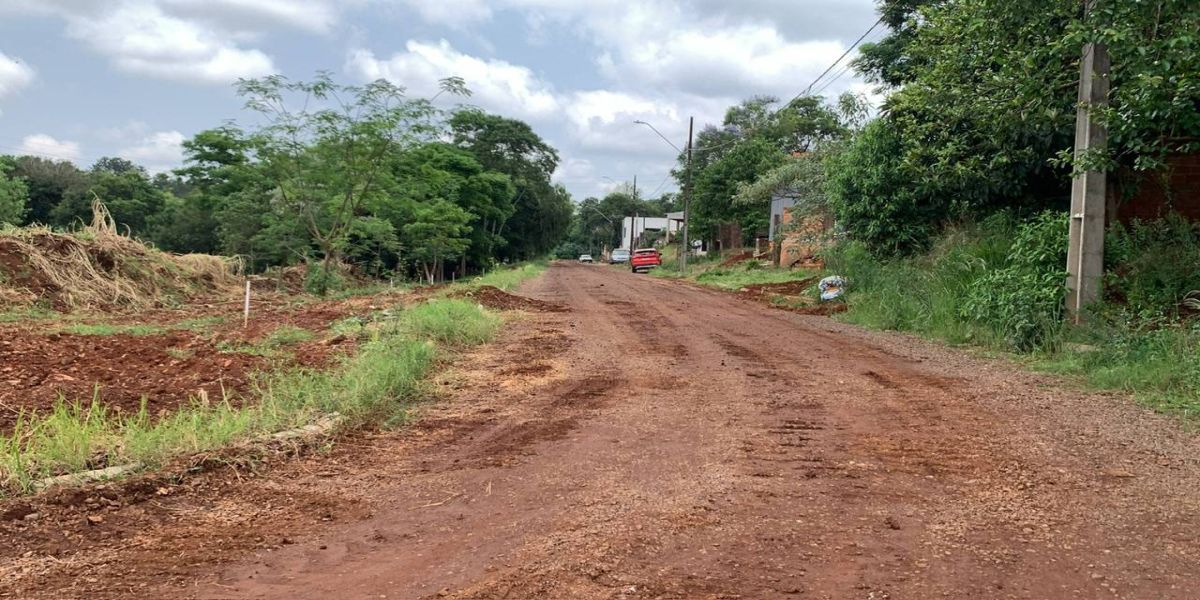 Empresa abandona obra e deixa moradores do bairro Tarumã sem asfalto; IPC pensa em novo projeto