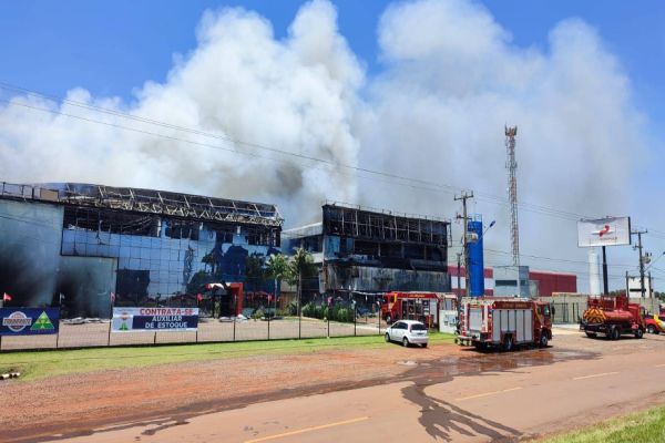 Incêndio destrói dois barracões as margens da BR-277, no Bairro Santos Dumont em Cascavel