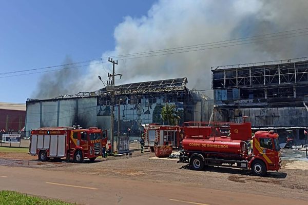 Rescaldo é concluído após 53 horas de intenso trabalho no Incêndio em empresa de Cascavel