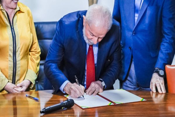 Lula sanciona lei que garante assistência psicológica gratuita a mulheres antes e depois do parto