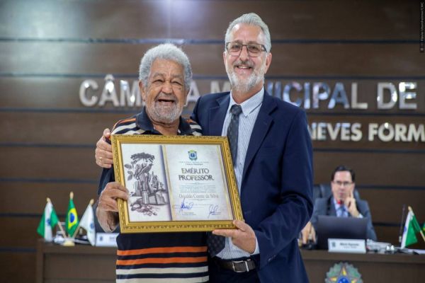 Osvaldo Cosme é homenageado e recebe título de Emérito Professor em sessão na Câmara de Vereadores