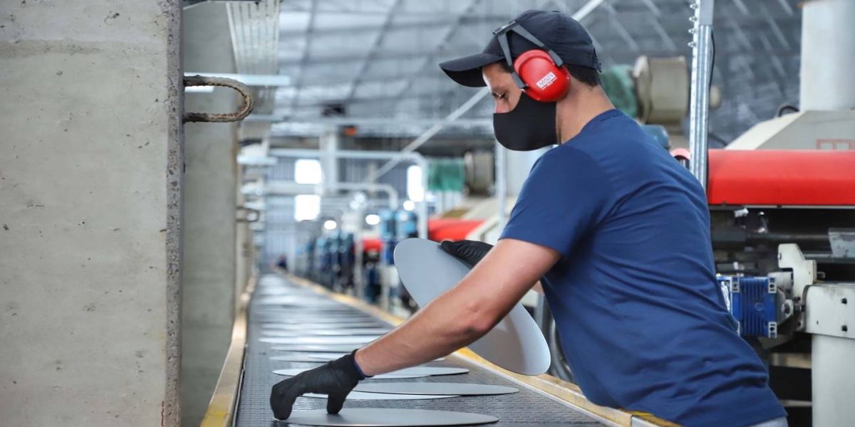 De janeiro a setembro, Paraná lidera geração de empregos para jovens na região Sul