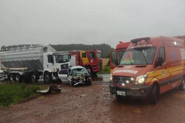 Acidente tira a vida de mulher e deixa jovem gravemente ferido na PR-280 em Flor da Serra do Sul