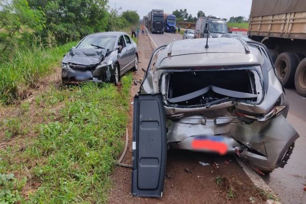 Automóvel com 7 pessoas se envolve em violenta colisão traseira na BR-163; condutor foi detido