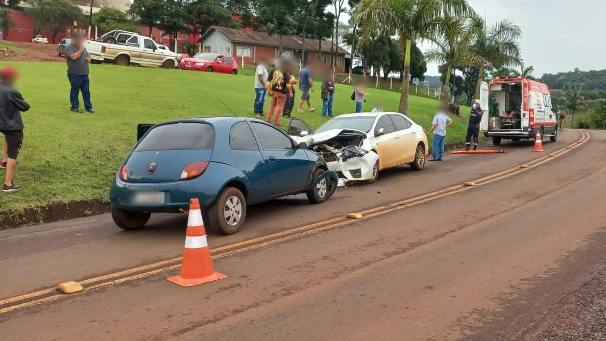 Foto relacionada a notícia: Condutor com mandado em aberto se envolve em colisão frontal na PR-471 em Três Barras do Paraná