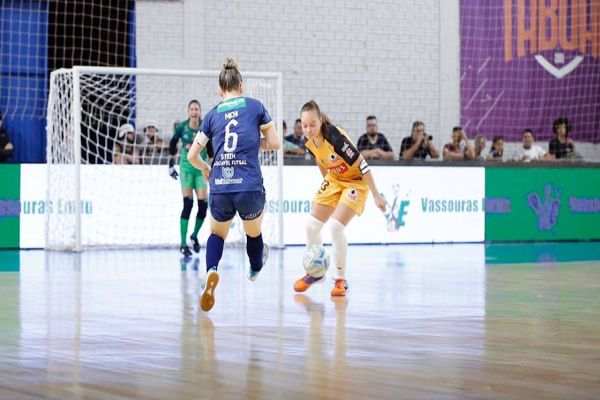 Imagem referente a notícia: Stein Cascavel vence o Taboão no primeiro jogo da final da Liga Feminina de Futsal