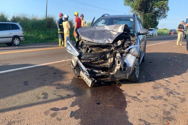 Imagem referente a notícia: Colisão frontal deixa quatro pessoas feridas na BR-277, em Santa Tereza do Oeste