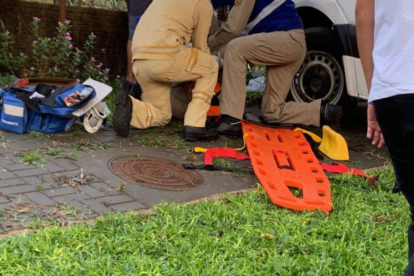 Jovem de 18 anos sofre fratura em tornozelo após queda de moto no Bairro Periolo