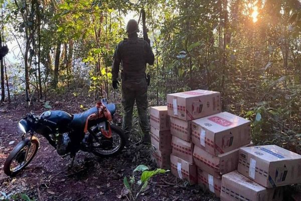 BPFRON apreende cigarros contrabandeados e motocicleta as margens do Rio Paraná
