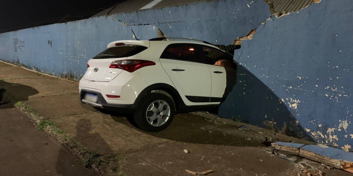 Carro destrói o muro do Colégio Estadual Francisco Lima no Bairro Floresta