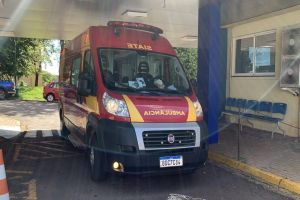 Imagem referente à notícia: Ciclista fica ferida após ser atingida por carro ao sair de posto de combustíveis em Cascavel