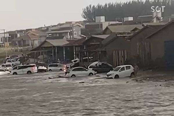 Tsunami Meteorológico surpreende moradores em Laguna, Santa Catarina