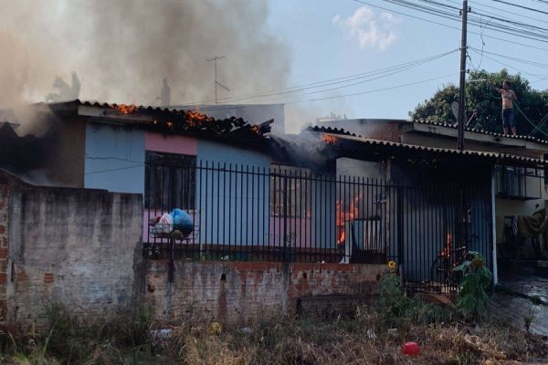 Incêndio de grandes proporções consome residência no Bairro Bela Vista, em Cascavel