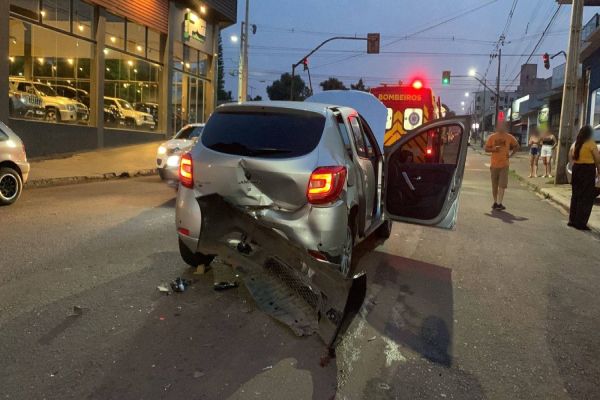 Engavetamento entre três veículos deixa vítima ferida no Bairro São Cristóvão