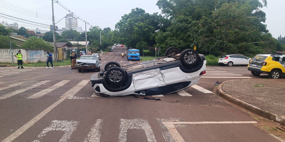 Condutor sem CNH é flagrado pela Polícia Militar após capotamento na Rua Rio de Janeiro