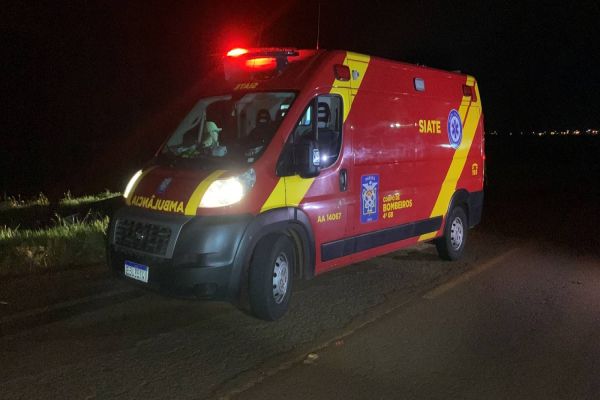 Mulher fica ferida após colidir carro contra barranco na rodovia PR-486 entre Tupãssi e Cascavel