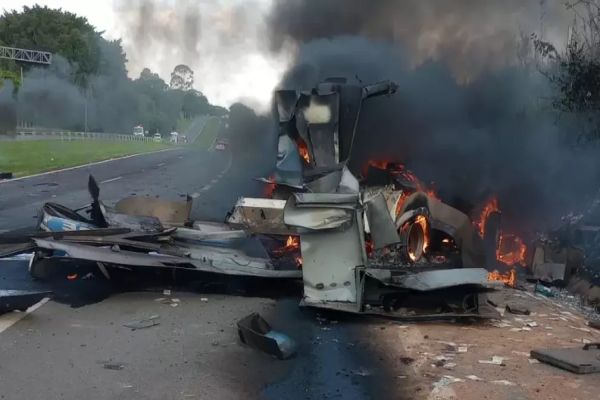 Ataque a carro-forte: Quadrilha causa explosão e caos na rodovia SP-332
