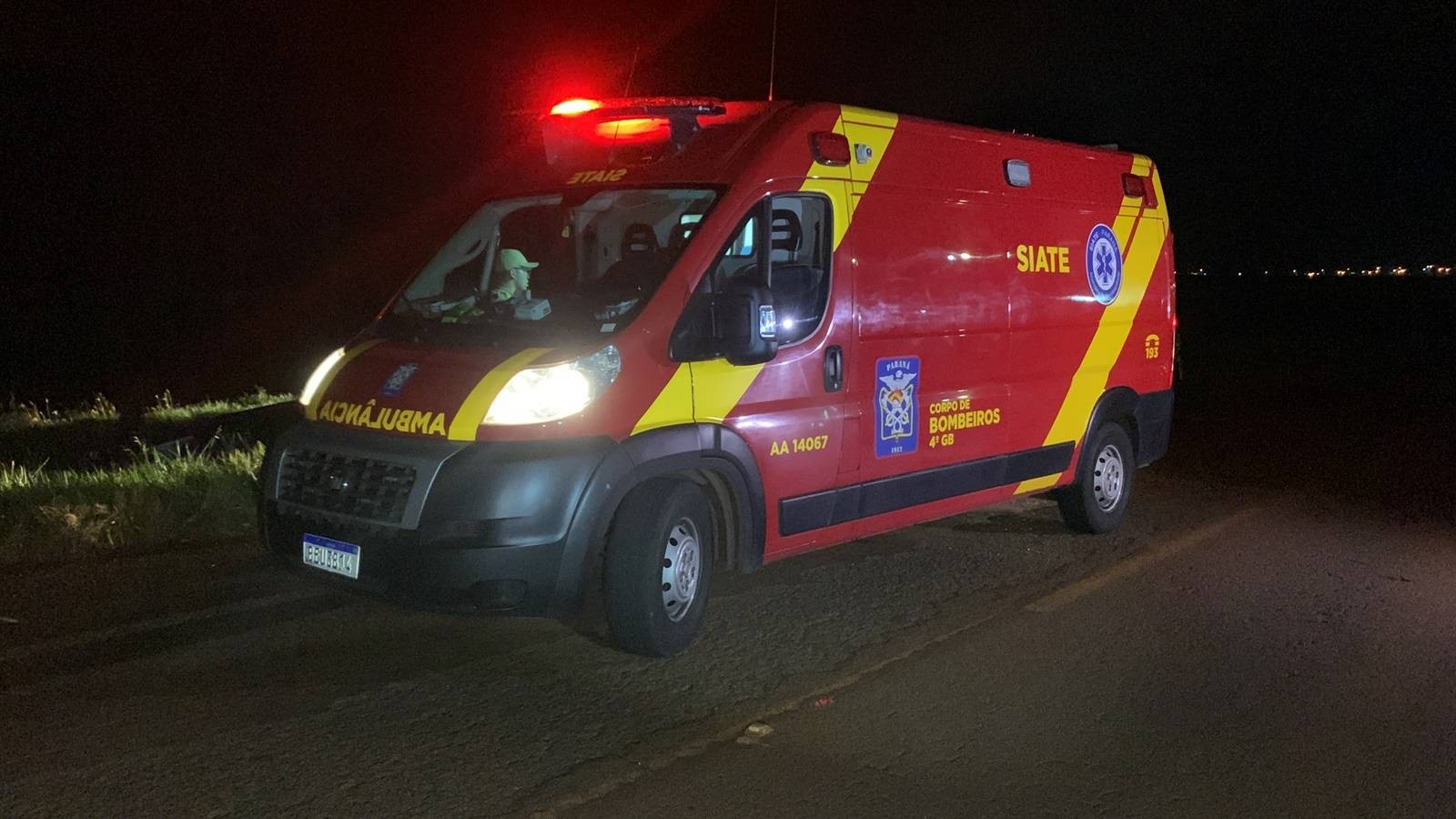 Mulher fica ferida após colidir carro contra barranco na rodovia PR-486 entre Tupãssi e Cascavel