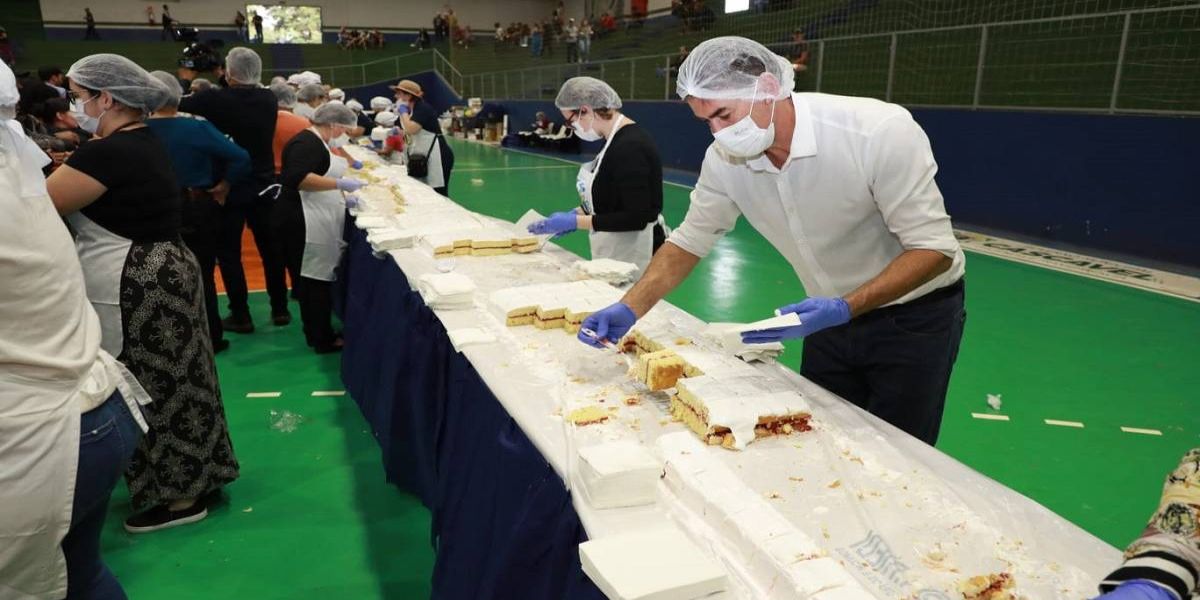 Cascavel 72 anos: Tradicional bolo é servido no Ginásio Sergio Mauro Festugatto