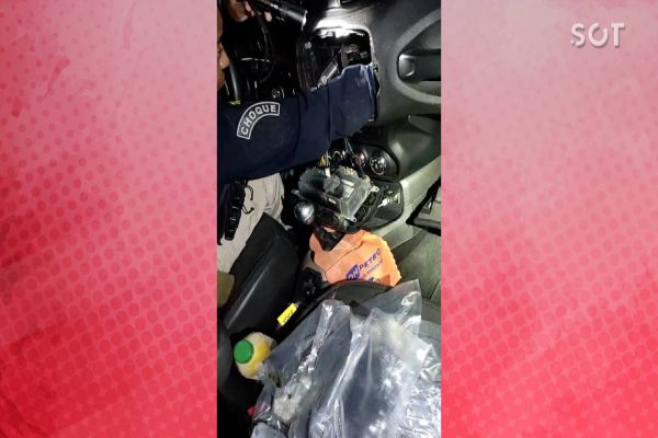 PRF apreende 12,5 quilos de haxixe escondidos no painel de um veículo em Santa Terezinha de Itaipu