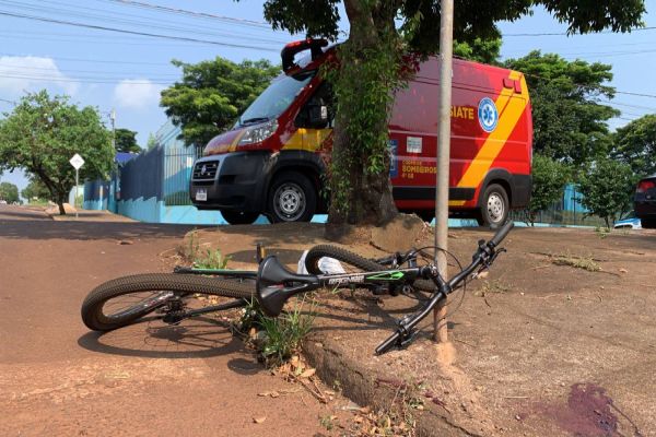 Ciclista sofre ferimentos em face após colisão com automóvel no Bairro Floresta em Cascavel