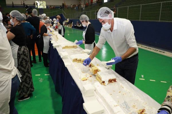 Cascavel 72 anos: Tradicional bolo é servido no Ginásio Sergio Mauro Festugatto