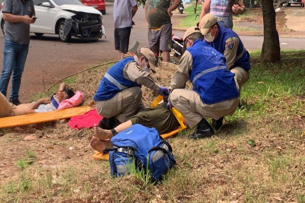 Gestante é socorrida após colisão entre carro e moto no Bairro Floresta em Cascavel