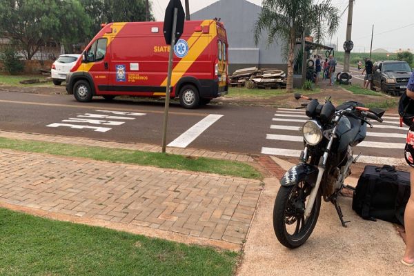 Acidente entre moto e carro, deixa mulher ferida no Jardim Clarito em Cascavel