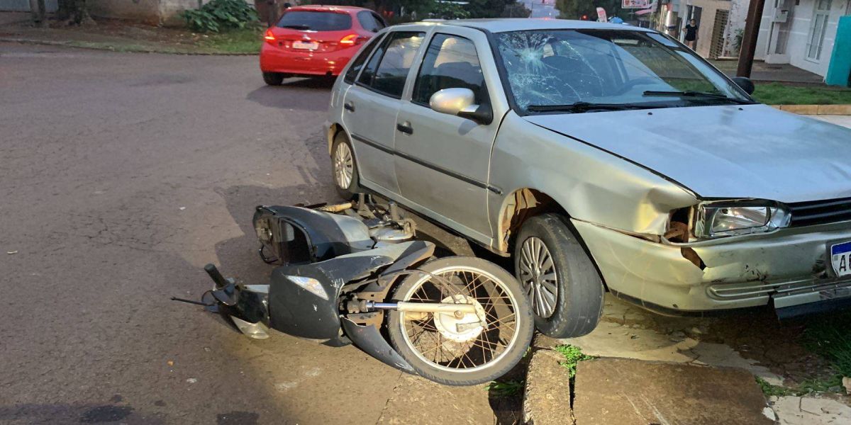 Motociclista de 36 anos fica ferida após forte colisão no Jardim Clarito