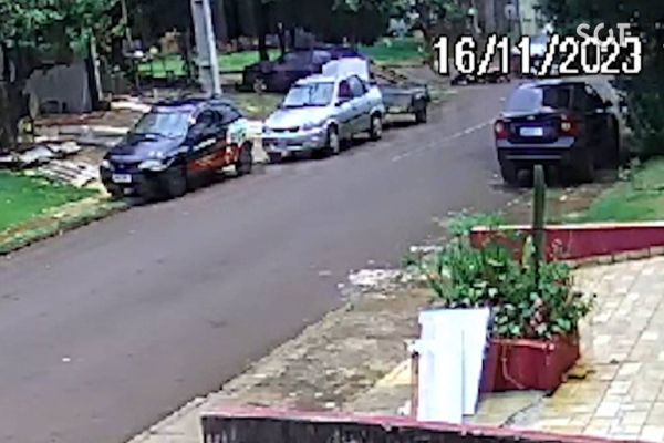 Câmera de segurança registra colisão violenta entre moto e carro no Bairro Floresta