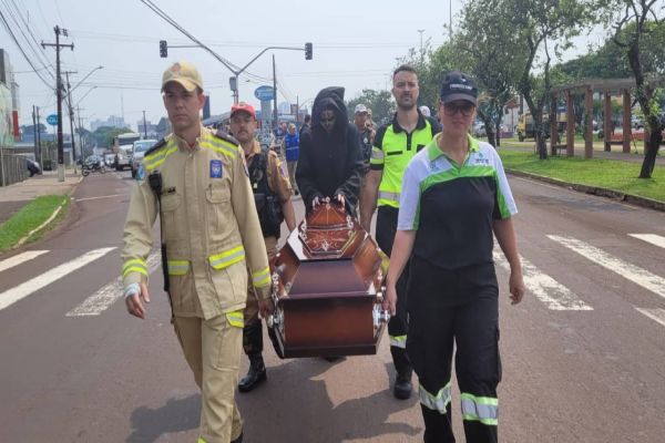 Campanha Educativa de Trânsito em Cascavel destaca o Dia da Vítima com Simulação Impactante